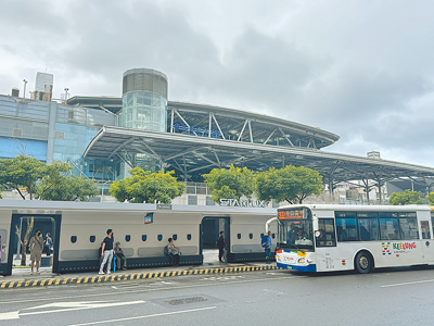 基隆市公車票價近20年未調整,市府預計2年內要全面汰換電動大型巴士,議員擔心未來會成為「錢坑」,多位議員建議市府適當調整票價、調漲公車司機薪水留住人才。(徐佑昇攝) image