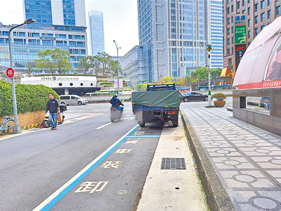 台北市1999市民當家熱線近5年接獲3900件與貨車裝卸貨專用停車格相關陳情案,多數為車格遭占用,北市停管處預告明年底將完成全市路邊收費汽車格全智慧化。(温予菱攝) image