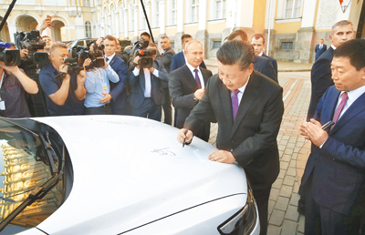 面對大陸汽車低價傾銷與高市占率,俄羅斯1月將類似關稅的汽車「回收費」提高至約7500美元,收費較去年9月上漲超過兩倍。圖為大陸國家主席習近平2019年6月在莫斯科同俄羅斯總統普丁參觀長城汽車圖拉州工廠下線汽車展。(中新社) image