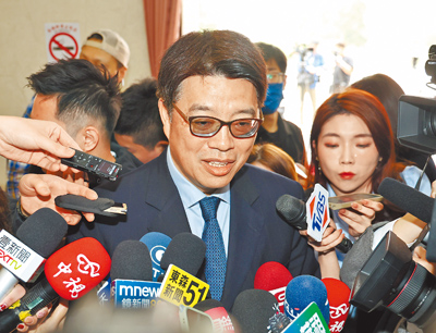 陸委會主委邱垂正11日在立法院受訪,回應近日關於公務人員領取大陸居住證需具結的爭議。(姚志平攝) image