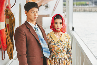 朴寶劍(左)和IU主演新劇《苦盡柑來遇見你》上線後備受好評。(Netflix提供) image
