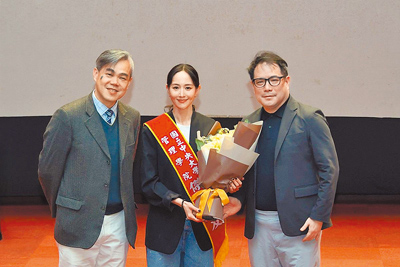 張鈞甯(中)獲選中央大學管理學院傑出校友,11日領獎,她與院長葉錦徽(左)、指導教導鄭有為(右)合影。(校方提供) image