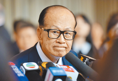 香港首富李嘉誠(見圖)旗下公司日前出售位在巴拿馬運河兩端的兩大港口業務後,大陸國務院港澳辦及中聯辦先後轉發評論文章,批評此舉「背叛和出賣全體中國人」。(中新社) image