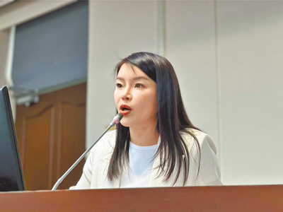 立委張嘉郡15日表示有不少老農配合政府能源政策,將農地租借給光電業者,卻因此失去農保資格,大嘆被政府「養套殺」。(本報資料照片) image