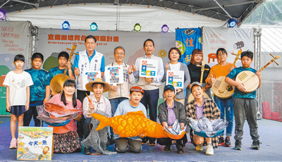 宜蘭縣政府文化局為推廣台語,15日宣布啟動「培育台語家庭計畫」,代理縣長林茂盛(後排左五)盼能提高台語使用率,縣府未來也會從各面向推廣台語。(李忠一攝) image