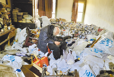 美籍的78歲曹姓男子居住在北投,因一周未進食而下山採買,但卻因為雙腳腫脹發炎無力回家,在消防隊協助下才得以返家。不過進門後才發現,曹男家中環境雜亂,幾乎不適合居住。(北投湖山里長李秋霞提供/張珈瑄台北傳真) image