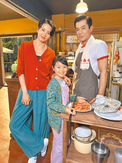 梁詠琪(左起)、王尹菁及古天樂在《臨時決鬥》中飾演溫馨的一家三口。(華映提供) image
