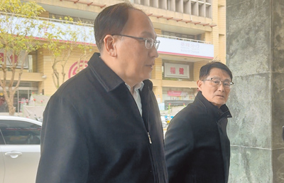 新北市副市長陳純敬(右)與新北市捷運局長李政安(左)18日赴基隆市政府拜訪市長謝國樑討論基隆捷運興建事宜。(張志康攝) image
