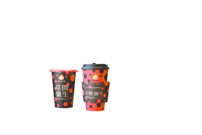 路易莎攜手「草間彌生的『軌跡』與『奇跡』」推展覽限定聯名杯。(路易莎提供) 路易莎攜手「草間彌生的『軌跡』與『奇跡』」推展覽限定聯名杯。(路易莎提供)