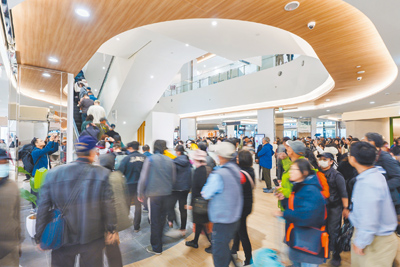 南港LaLaport營運首日雖為上班日,不過中午12點30分一到立刻湧入大批人潮。(吳松翰攝) 南港LaLaport營運首日雖為上班日,不過中午12點30分一到立刻湧入大批人潮。(吳松翰攝)