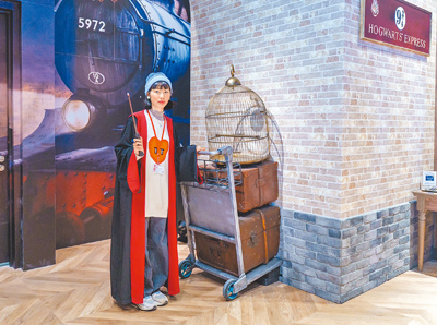 日本哈利波特周邊商品專賣店「Harry Potter - Mahou Dokoro」首間海外常設型店鋪的「九又四分之三月台」超還原,可穿著巫師袍打卡拍照。(吳松翰攝) image