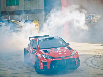 TOYOTA會長豐田章男駕駛WRC世界拉力錦標賽冠軍用車GR Yaris Rally2帥氣甩尾出場。(陳大任攝) image