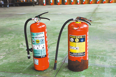 基隆市鄰里有擺放7384具乾粉式滅火器(右)以備不時之需,但因為氣候潮溼,多數都有生鏽狀況,甚至發生自爆意外,市府今年編列預算公開招標採購新滅火器,確保民眾生命財產安全。(基隆市政府提供/張志康基隆傳真) image
