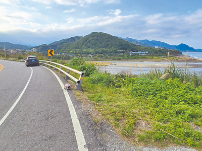 42歲許姓男子22日騎重機從屏東沿台東北上,行經台11線花蓮縣豐濱鄉靜浦路段1處彎道,不明原因自撞路邊護欄,連人帶車滾落3米深斜坡,經送醫搶救傷重不治。(民眾提供/羅亦晽花蓮傳真) image