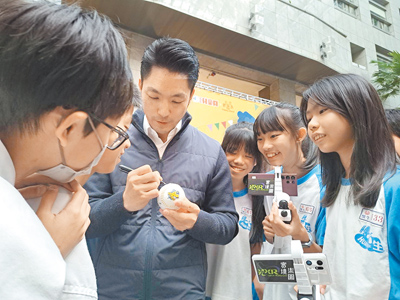台北兒童月4月將推出系列活動,市長蔣萬安(右四)24日表示,今年不僅有把數學問題融入日常生活的「親子城市解謎活動」,更首度與「北流歡樂島」合作,帶來包括音樂劇、馬戲特技及樂器體驗的親子音樂派對。(温予菱攝) image