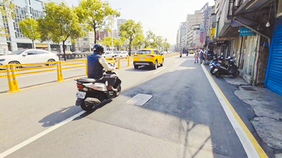 防堵行人切西瓜過馬路,基隆市政府在仁愛區仁一路及七堵區明德一路設置「雙柱型全阻隔式彈性護欄」,可有效阻擋行人穿越。(張志康攝) image