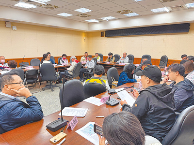 宜蘭縣政府24日與水上運動相關單位達成共識,在冬山河於高速公路橋至水上運動訓練中心間,距右岸10公尺範圍畫設長2公里「慢水道」供水域遊憩。(吳佩蓉攝) image