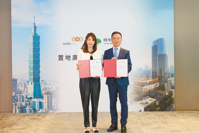 台北101董事長賈永婕(左)與國泰人壽總經理劉上旗,正式簽署商場合作契約,宣告兩大企業攜手進軍台中。(台北101提供) 台北101董事長賈永婕(左)與國泰人壽總經理劉上旗,正式簽署商場合作契約,宣告兩大企業攜手進軍台中。(台北101提供)