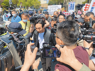 網紅「八炯」25日在內政部外嗆「亞亞」滾回去,現場兩派人馬爆衝突。(李文正攝) image