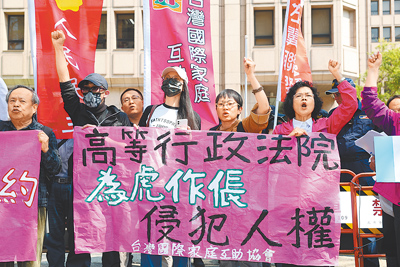 陸配「亞亞」(中)日前遭移民署處分10天內須出境,25日與台灣國際家庭互助協會至內政部抗議。(杜宜諳攝) image