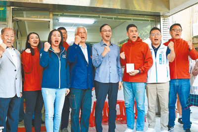 大罷免潮續燒,國民黨主席朱立倫(右四)25日出席民團「地動刪瑤」成立罷瑤總部活動,擔任罷瑤總部的首日志工。「地動刪瑤」召集人賴苡任(右三)表示,這幾天不少民眾關心第二階段何時啟動。(鄧博仁攝) image