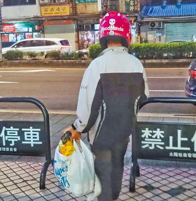 環團指出,國人網購、外送及餐飲外帶導致塑膠袋產銷量不斷增加,呼籲將外送平台納入限塑範疇,不得免費提供塑膠袋。(本報資料照片) image