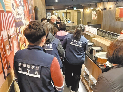 宜蘭縣衛生局指出,累計至25日止,試營運的「涮樂和牛」火鍋店,通報發病人數多達82人,為今年度宜蘭縣第1件大型疑似食品中毒案件。(宜蘭縣衛生局提供/吳佩蓉宜蘭傳真) image