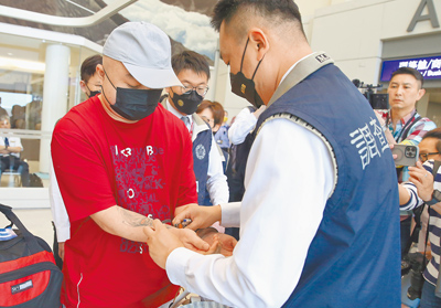 陸軍六軍團前上尉李振育(左)於2018及2019年間,利用職務之便,詐取超過388萬元,潛逃菲律賓多年,台菲雙方25日下午共同押解李振育返台歸案。(范揚光攝) image