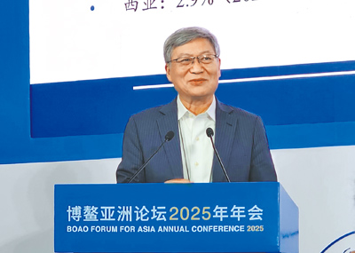 博鰲亞洲論壇2025年年會25日發布旗艦報告,預計2025年亞洲加權實際GDP增長率為4.5%,略高於2024年的4.4%。主持報告撰寫的中國社會科學院學部委員、中國社會科學院大學國際政治經濟學院院長張宇燕表示,儘管世界經濟增長的不確定性增大,但亞洲仍將成為世界經濟的主要引擎。(藍孝威攝) image