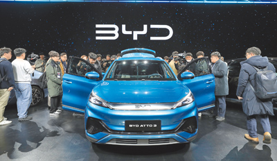 中國電動車巨頭比亞迪,去年銷售額首次突破1000億美元大關,史上首次超越美國對手特斯拉。(新華社) image