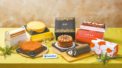 搶攻母親節商機,全家FamiPort預購開跑,集結台灣老字號蛋糕品牌「紅葉蛋糕」等名店,一指下單輕鬆配到家。
(全家提供) 搶攻母親節商機,全家FamiPort預購開跑,集結台灣老字號蛋糕品牌「紅葉蛋糕」等名店,一指下單輕鬆配到家。
(全家提供)