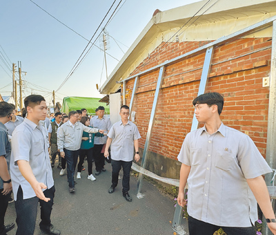行政院長卓榮泰26日下午視察0121地震災後受損嚴重的台南楠西江家古厝。(曹婷婷攝) image