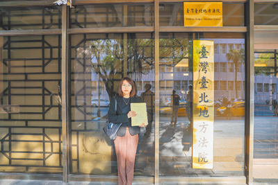 新北市捷運環狀線2024年受0403花蓮大地震影響受損,雙北市府27日委由律師林庭葦代表至台北地院遞狀,向中工提告求償19.27億元。(新北市捷運局提供/陳慰慈新北傳真) image