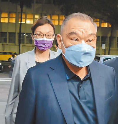 名軒開發爆發內線交易,麗寶集團負責人吳寶田(前)、吳泓瑩(後)父女列被告移送北檢複訊後,均無保請回。(民眾提供/陳志賢台北傳真) image