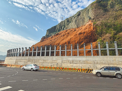 去年6月發生大規模山崩的基隆市北寧路潮境路段邊坡修復,已於3月25日完工。(張志康攝) image