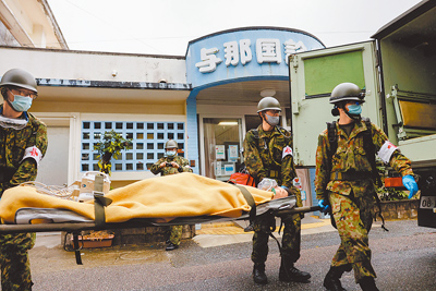 日本自衛隊士兵於2023年11月在與那國島診所參加疏散演習。(路透) image