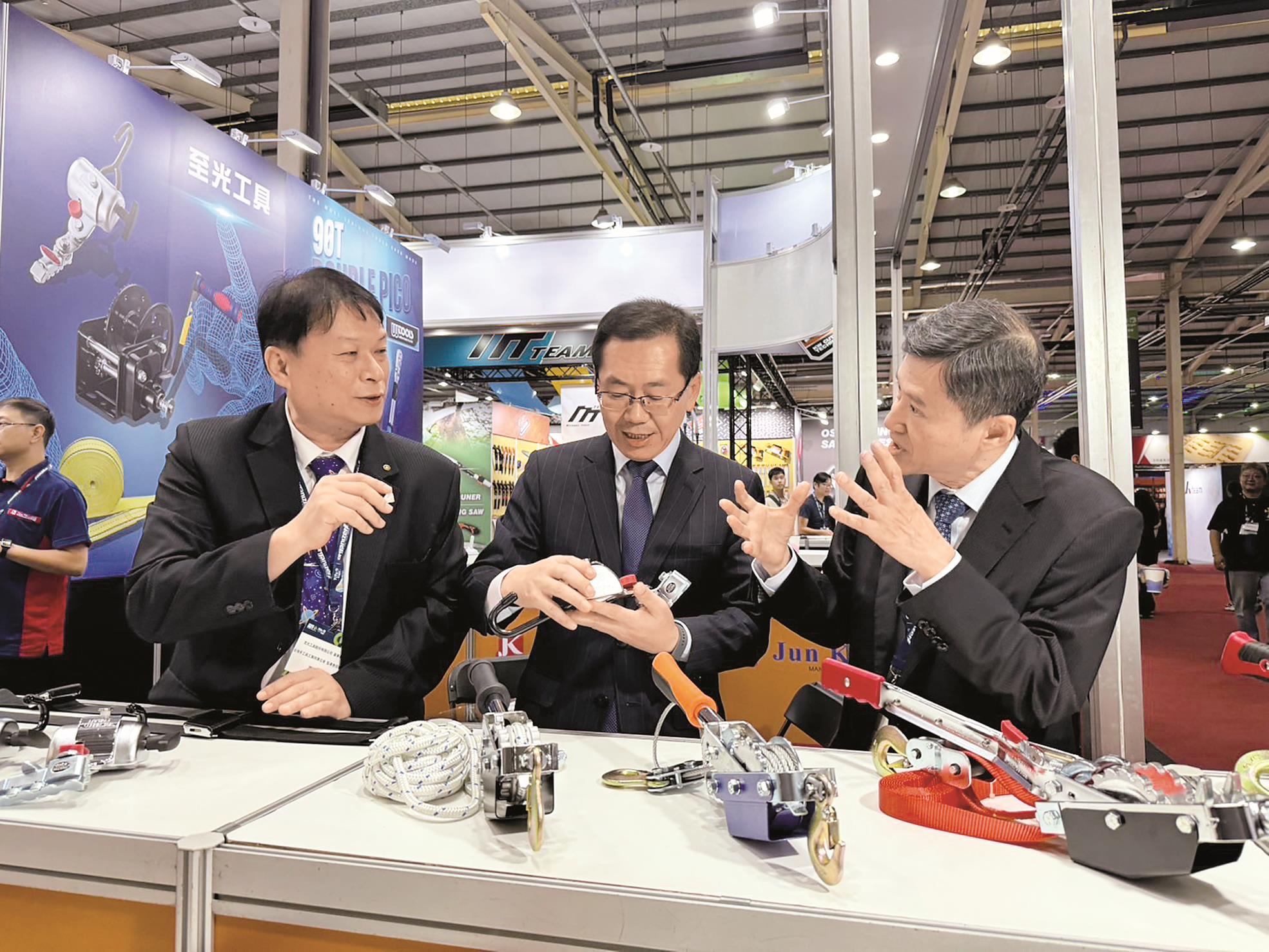 手工具公會長年舉辦台灣國際五金工具博覽會(TiTE),圖為展中公會理事長賴亮孜(右)、監事會召集人謝武志(左)向經濟部產發署楊志清署長(中)簡報。(圖/手工具公會) image