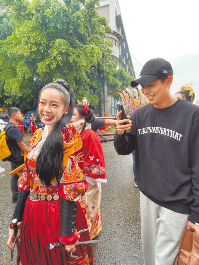 陳天仁(左)日前參與廣澤宮「神遊春巡 真人扮仙」活動,爆緋聞的河村一樹全程愛相隨,並為其記錄影像。(讀者提供) image