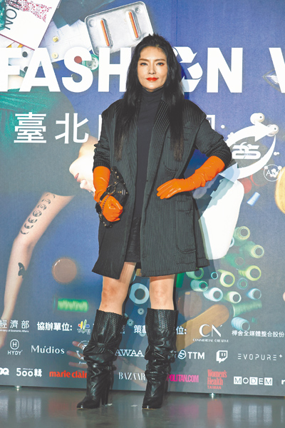 唐綺陽28日出席時裝周活動,難得露出大腿。(鄧博仁攝) image