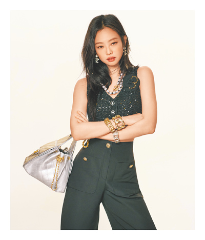 Jennie在新專輯發售後立刻曝光她為CHANEL 25拍攝的形象照,剛好接在自己合作藝人杜娃黎波之後,宣傳力度做的綿密又巧妙。(CHANEL提供) image