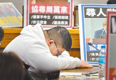 立法院司法及法制委員會2日邀請立法院祕書長周萬來等人列席專題報告並備質詢。民進黨團總召柯建銘上台發言近一個半小時,在場同黨立委蔡易餘趴在桌上。(姚志平攝) image