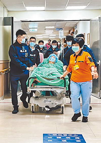 民眾黨前主席柯文哲(中)2日在矯正署人員戒護下前往部立台北醫院接受手術,術後順利並住院觀察。(郭吉銓攝) image