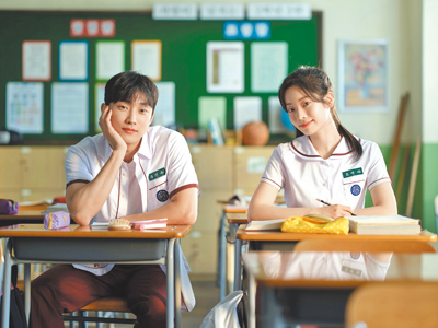 《妳是我眼中的蘋果》找來振永(左)和多賢共譜一場18歲青澀初戀。(車庫娛樂提供) image