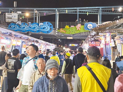 花蓮東大門夜市清明節連假共吸引近8萬人次造訪,買氣直逼農曆春節,讓攤商相當開心。(羅亦晽攝) image