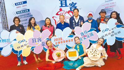 宜蘭客家桐花祭20日登場,代理縣長林茂盛(後左四)8日特地穿上客家服飾,邀大家一同「尞桐花、食好茶」漫遊大同鄉玉蘭客庄。(吳佩蓉攝) image