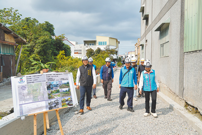 花蓮縣吉安鄉公所編列157萬元開闢宜安段814、815及815-1地號土地作為道路,鄉長游淑貞(前右)8日與南昌村長陳振興及多位鄉民代表視察工程並試走道路。(羅亦晽攝) image