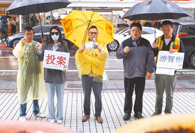 新黨副祕書長游智彬(中)10日前往移民署舉行「游智彬具中國籍?投案記者會」,指控移民署淪為政治鬥爭工具。(陳俊吉攝) image