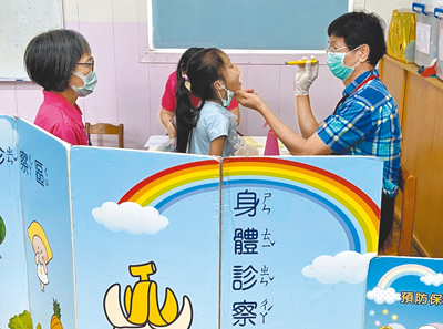 國健署今年擴大補助全國88家聯合評估中心,預估提升近萬人篩檢量能。圖為兒童發展篩檢。(本報資料照片) image