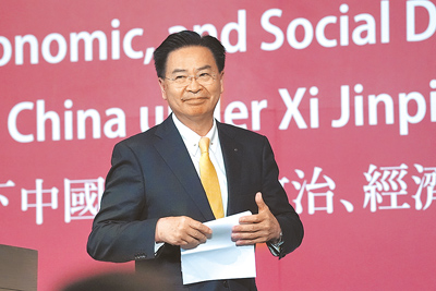 綠營共諜案延燒,國安會祕書長吳釗燮(見圖)前助理何仁傑涉案被收押,民眾黨主席黃國昌點名他應下台負責。(本報資料照片) image