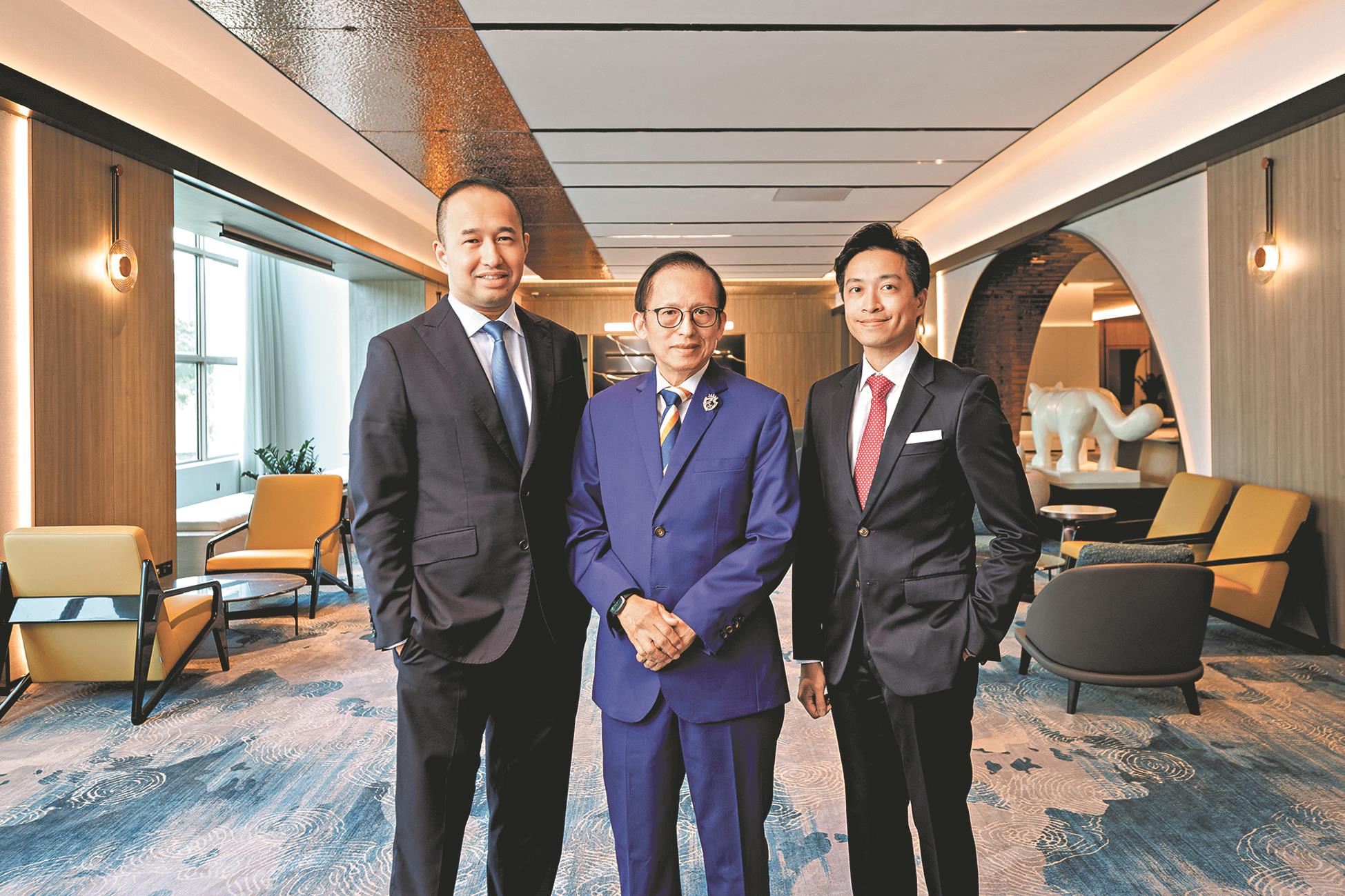 郭令明遵循父親的接班模式,維持家族企業的經營模式,並及早將長子郭益智(左)引進家族企業,長時間在他的指導下學習、成長,為傳承與順利交接做好萬全的準備。此外,他的侄子郭益升(右)也被委任為集團首席營運長,擔任重責。(郭令明提供) image
